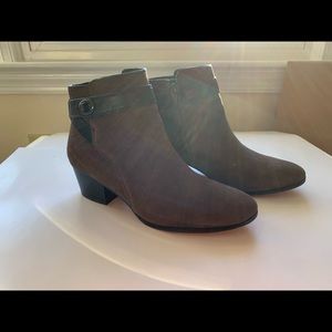 Coach ankel boots brown suede women 7.5B beautiful condition